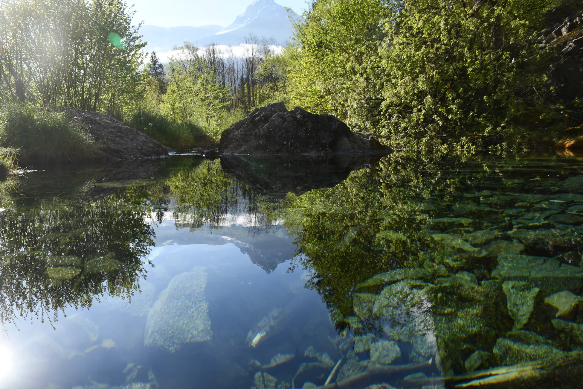 A 400m des Petites Sources, le lac Bleu est une petite merveille ou il fait bon se promener. L'eau, est clair et limpide elle sort de la montagne quelle chance nous avons au Vert.