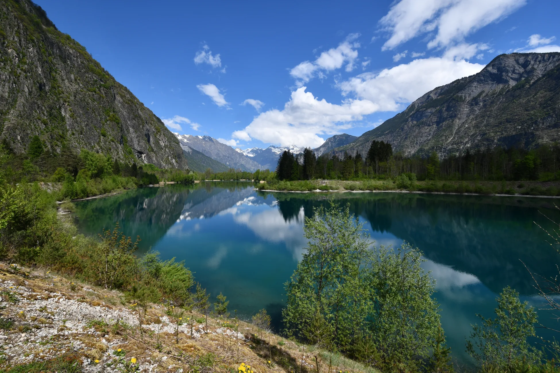 Le lac de "Buclet" et Bellebonne en toile de font.