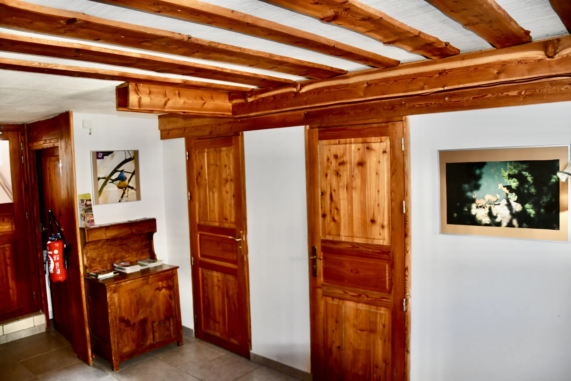 L'entrée est la plaque tournante de la maison vers: l'extérieur, le salon, la salle à manger, la cuisine et la montée aux étages avec ses chambres pour votre repos.