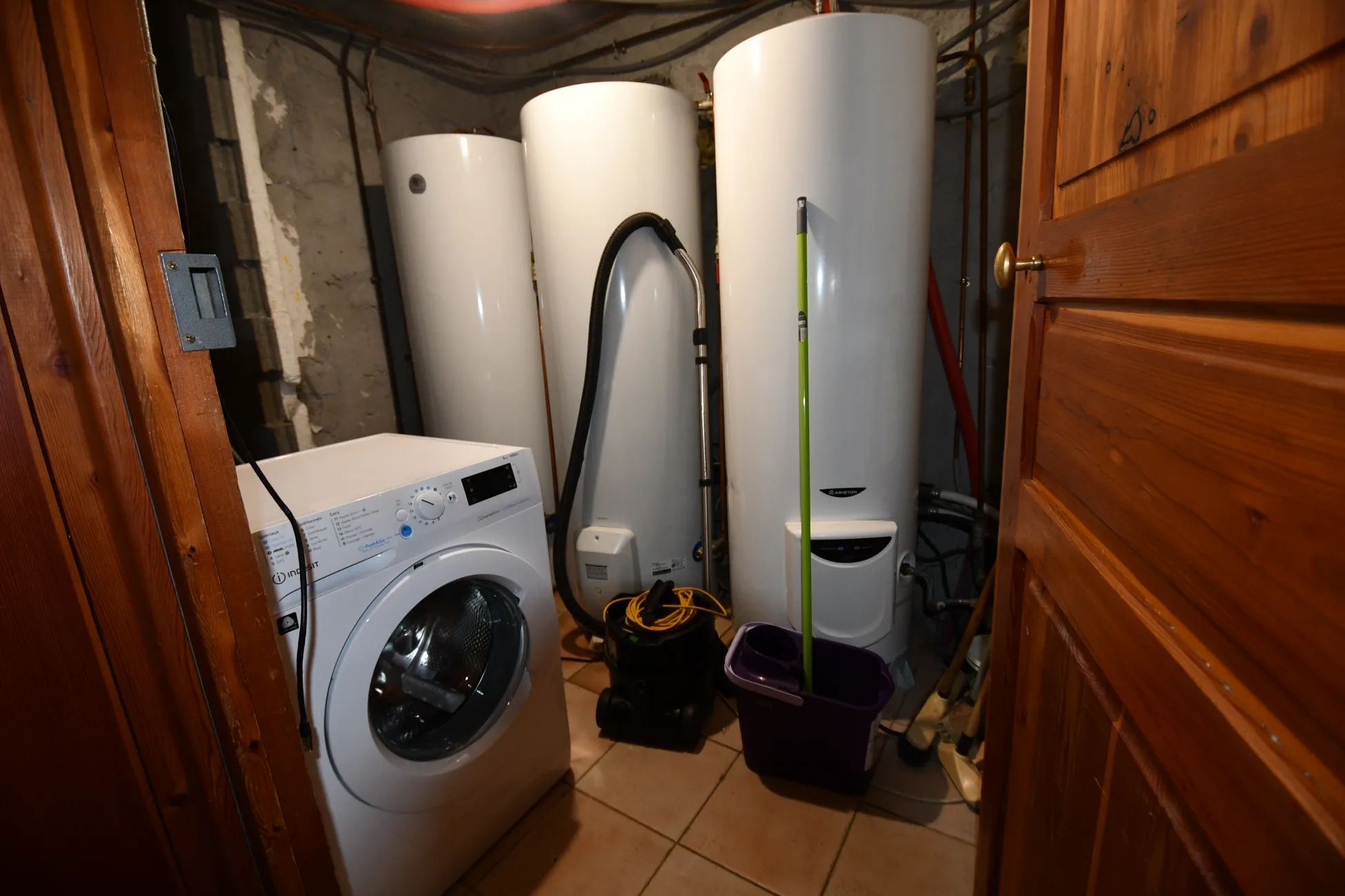 Le coin chauffe eau, 3 x 300l et la machine à laver.