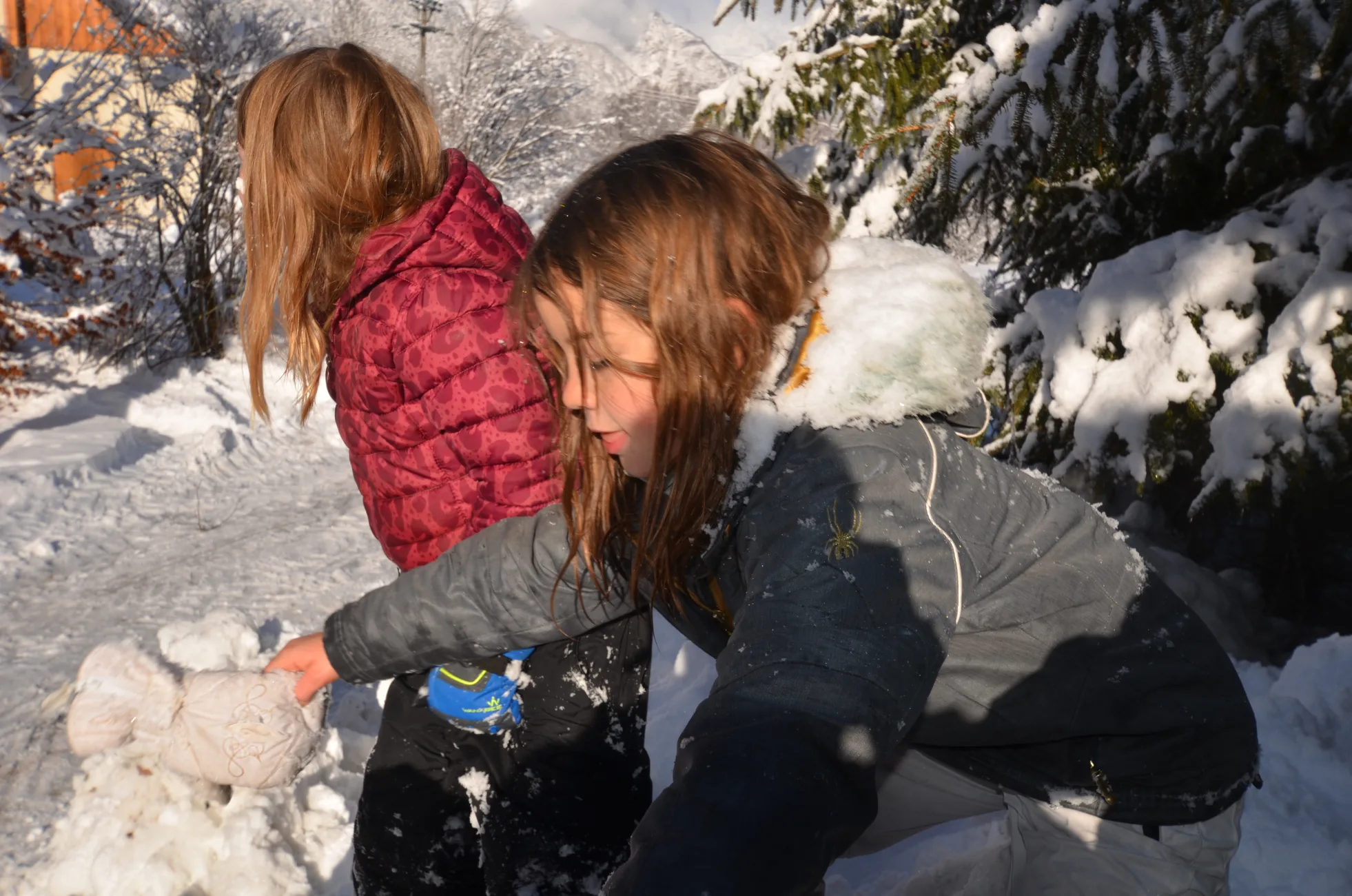 Par enneigement, les enfants jouent dehors, fabrique des bonhommes de neige, construisent des igloos.