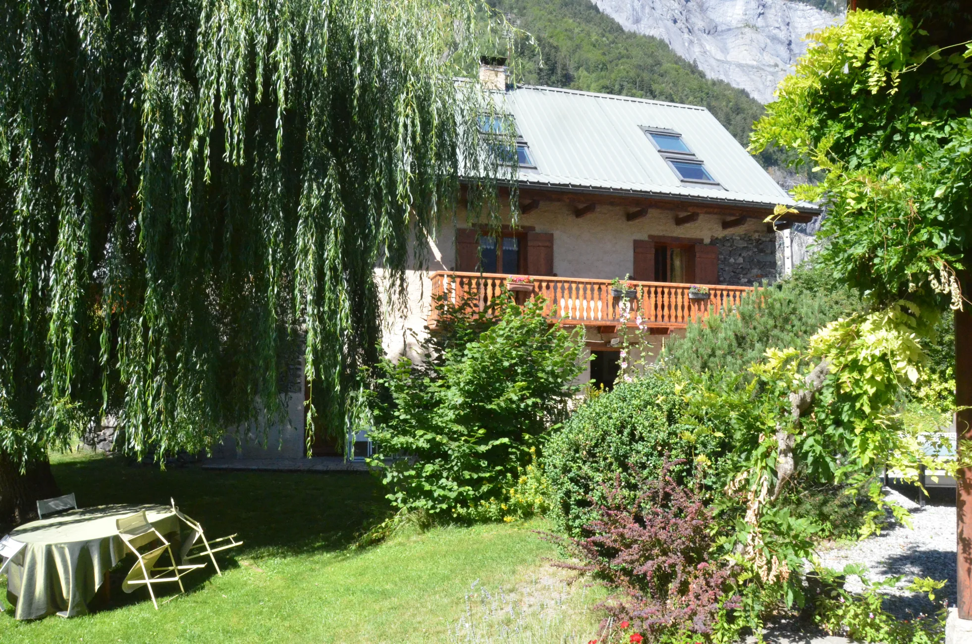 Le gite s'ouvre sur le jardin d'agrément, En été, le repas peut se prendre à l'extérieur sous le saule ou au soleil.